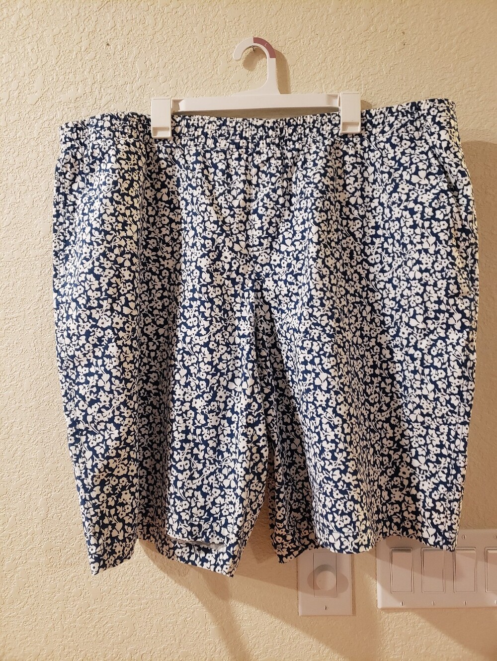Lands'End Women's Navy Blue Floral  Shorts